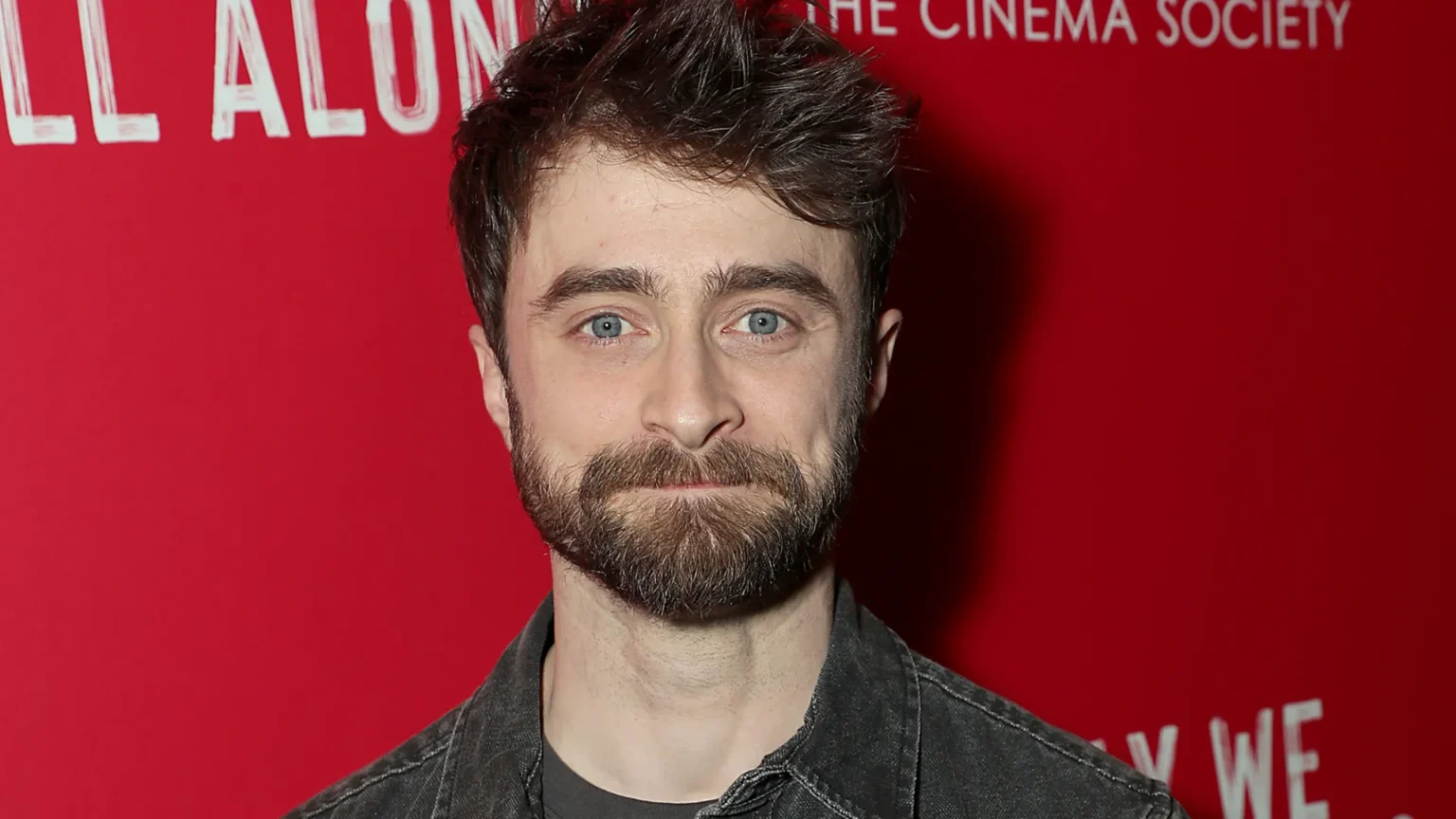 Daniel Radcliffe abraça Tom Felton em reencontro emocionante durante sessão de cinema