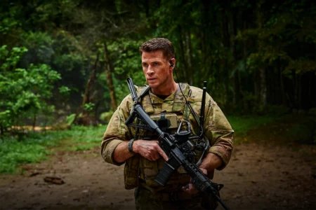 Suspense militar Zona de Risco renasce na Netflix com Russell Crowe no comando