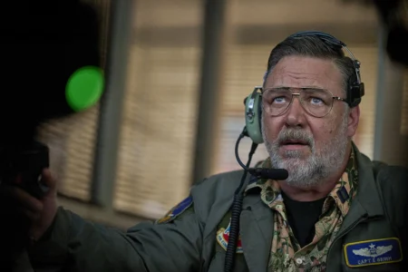 Thriller Zona de Risco, com Russell Crowe, chega à Netflix e coloca tecnologia de guerra no centro da ação