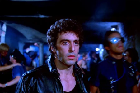 Filme Parceiros da Noite volta aos holofotes na HBO Max após protestos históricos e estética que remete a Kubrick e Scorsese