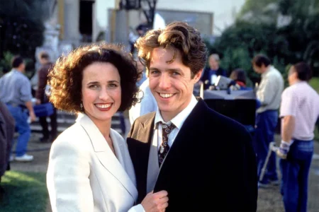 “Quatro Casamentos e um Funeral” retorna ao catálogo da Netflix e confirma charme atemporal das comédias românticas