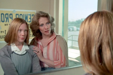 “Carrie, A Estranha” retorna à Netflix e relembra por que o terror de 1976 virou fenômeno de bilheteria