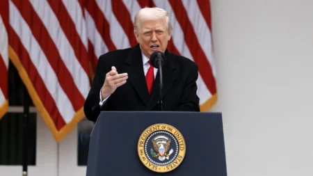 Reunião de Ted Sarandos com Trump antecedeu compra da Warner Bros. Discovery pela Netflix