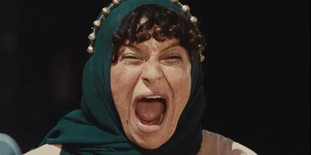 Atropia: Alia Shawkat comanda sátira militar que diverte, mas escorrega na mensagem