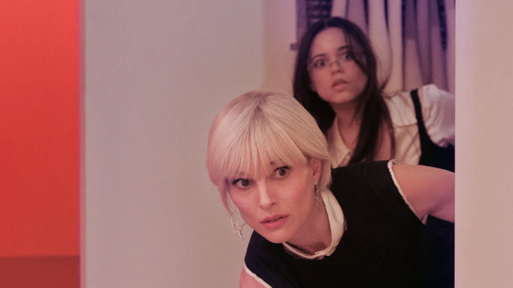 Primeira imagem de The Gallerist reúne Natalie Portman e Jenna Ortega em thriller sobre o mercado de arte