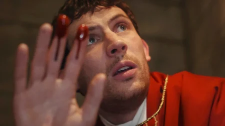 Rian Johnson explica analogia bíblica em “Wake Up Dead Man: A Knives Out Mystery”