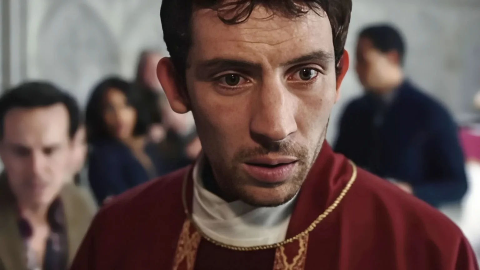 Ator de Wake Up Dead Man explica por que Padre Jud ouve a confissão da assassina