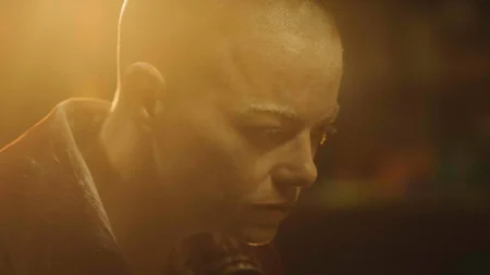 Roteirista explica por que “Bugonia” manteve o final sombrio do original coreano