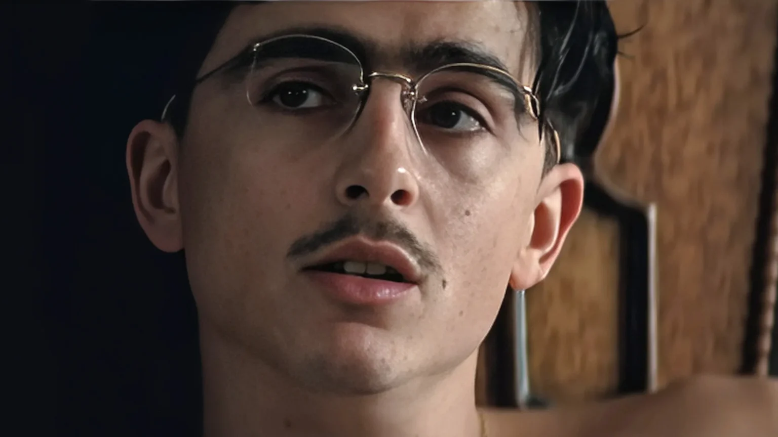 Final de Marty Supreme explicado: o que significam o último jogo, o bebê e a fala de Rockwell