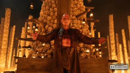 Nova foto de 28 Years Later: The Bone Temple mostra Ralph Fiennes em ritual perturbador