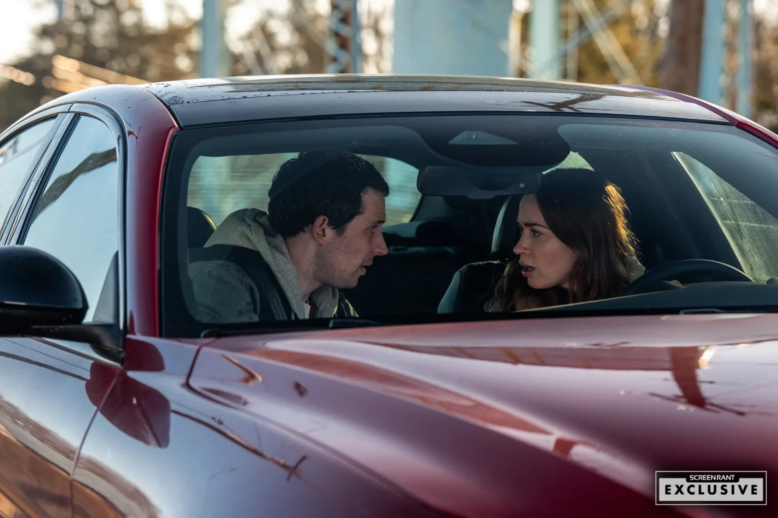 Imagem inédita mostra encontro secreto de Emily Blunt e Josh O’Connor em Disclosure Day, novo sci-fi de Spielberg