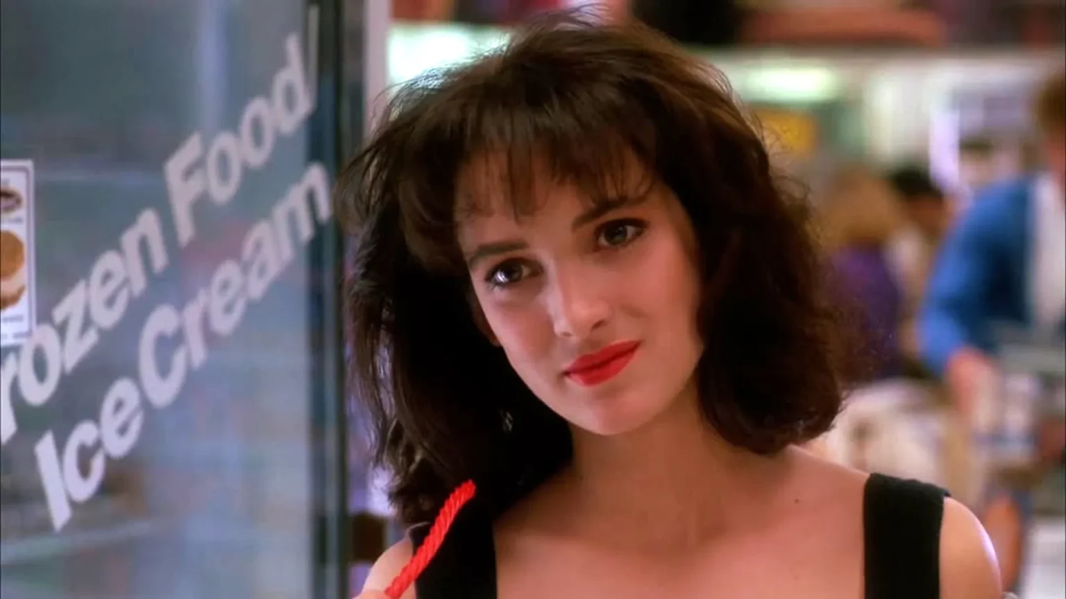 Winona Ryder reforça status de “Heathers” como obra-prima 36 anos após a estreia