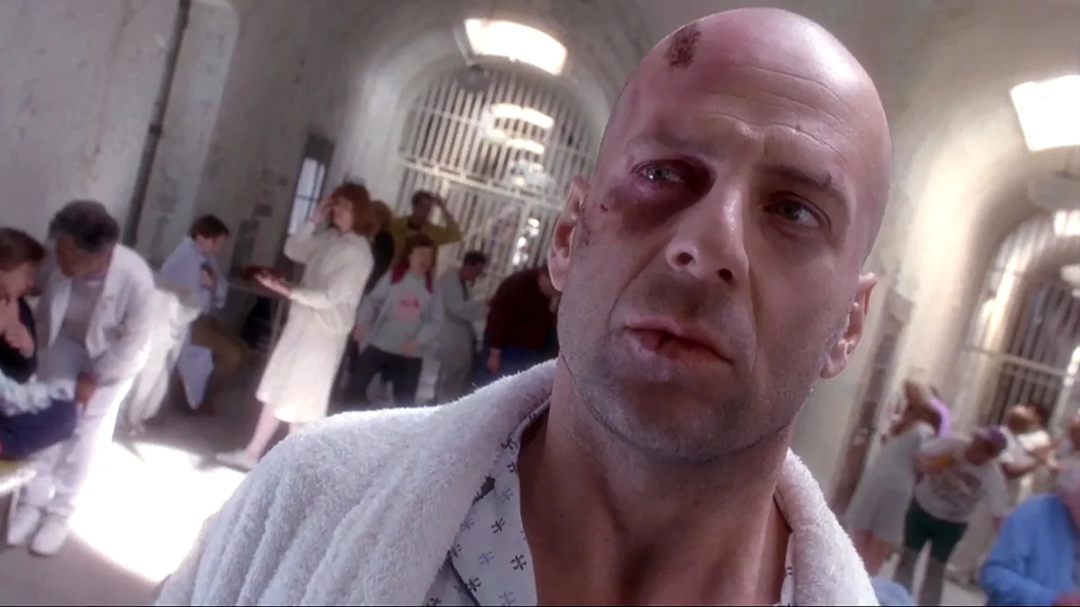 Por que 12 Monkeys continua a melhor atuação de Bruce Willis quase 30 anos depois