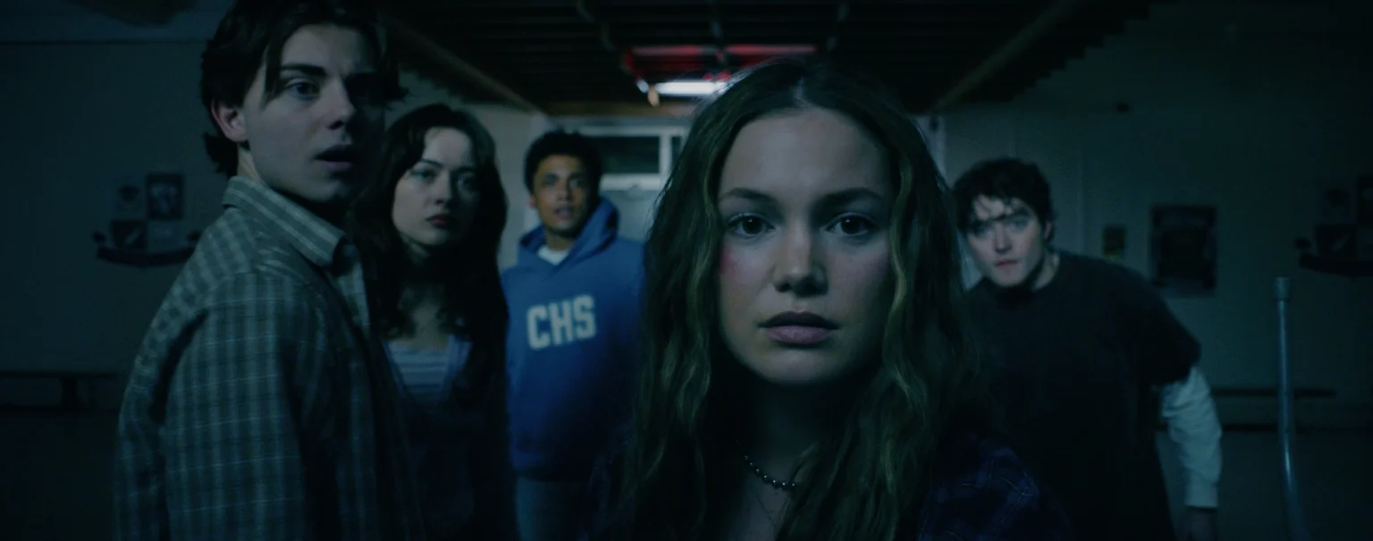 Imagem exclusiva de This Is Not a Test mostra Olivia Holt ensanguentada em terror apocalíptico