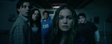 Imagem exclusiva de This Is Not a Test mostra Olivia Holt ensanguentada em terror apocalíptico