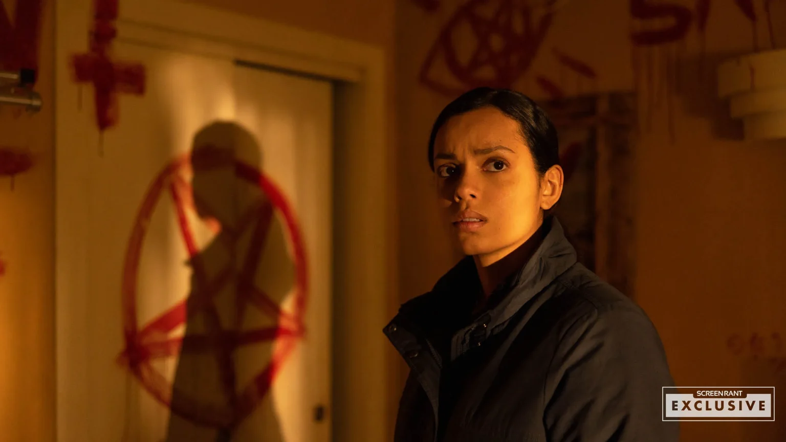 Imagem inédita de Psycho Killer mostra Georgina Campbell diante de símbolos sangrentos