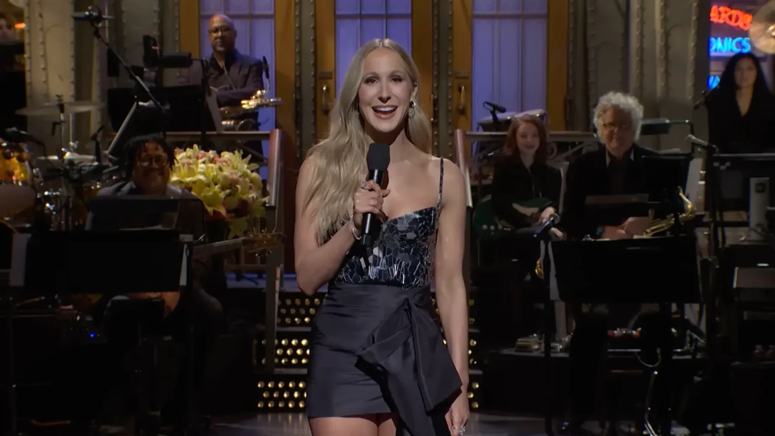 Nikki Glaser promete surpreender e evita piadas manjadas no Golden Globes 2026