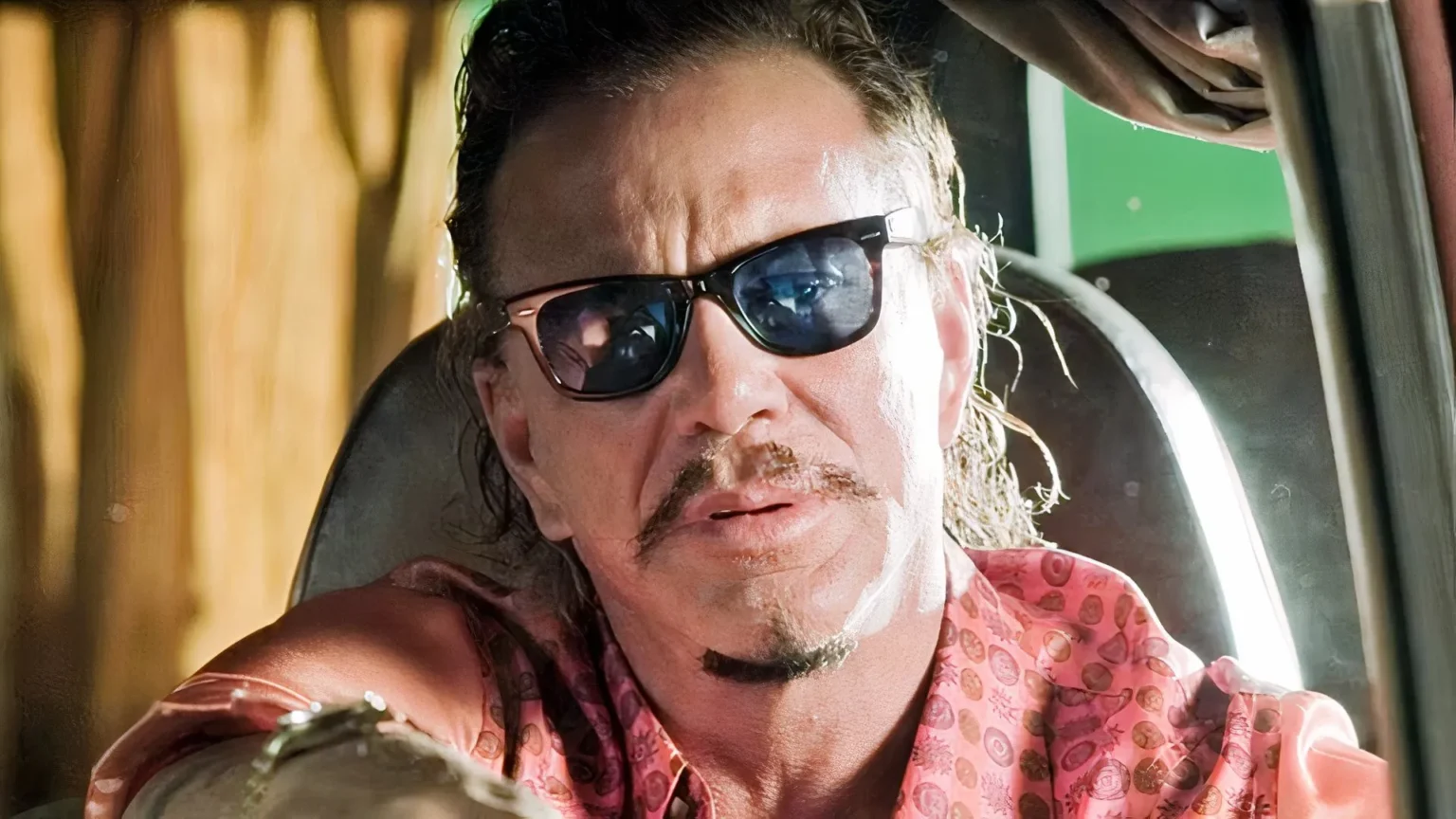 Sem trabalho fixo, Mickey Rourke cria vaquinha para quitar US$ 60 mil de aluguel atrasado
