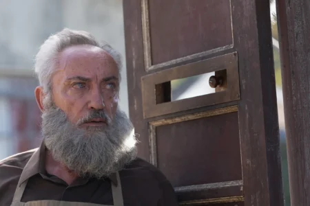 Crítica: “My Neighbor Adolf” tenta humanizar Hitler e tropeça, mesmo com Udo Kier