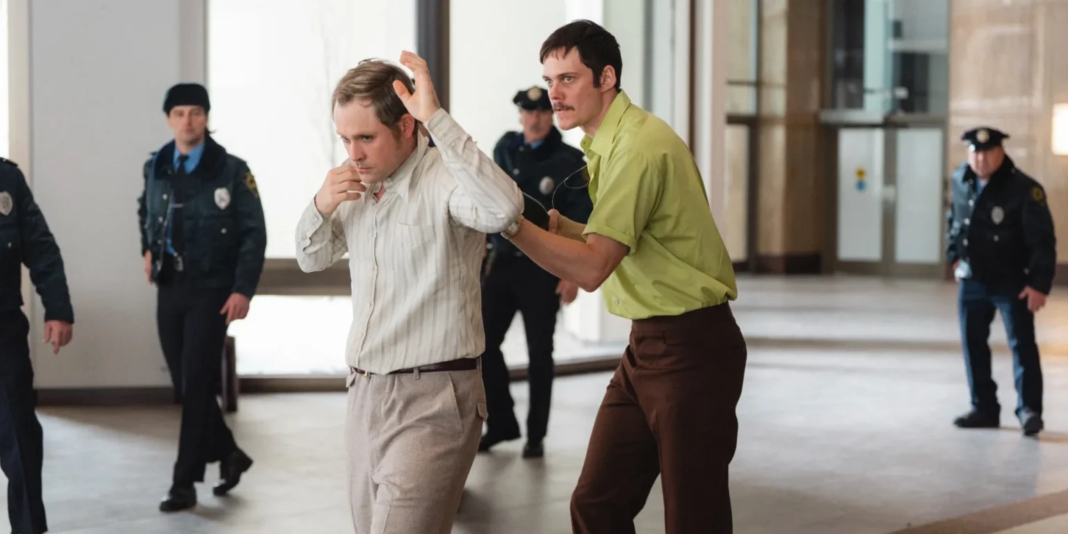 Comédia policial Dead Man’s Wire diverte, mas deixa crítica social em segundo plano