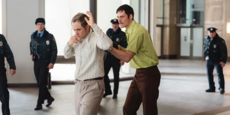 Comédia policial Dead Man’s Wire diverte, mas deixa crítica social em segundo plano