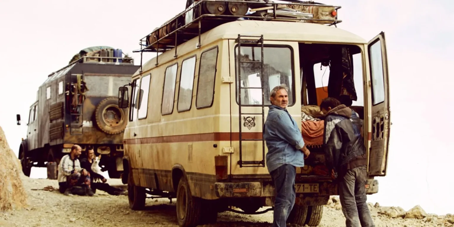 Rave no deserto vira cenário de guerra familiar no filme Sirāt