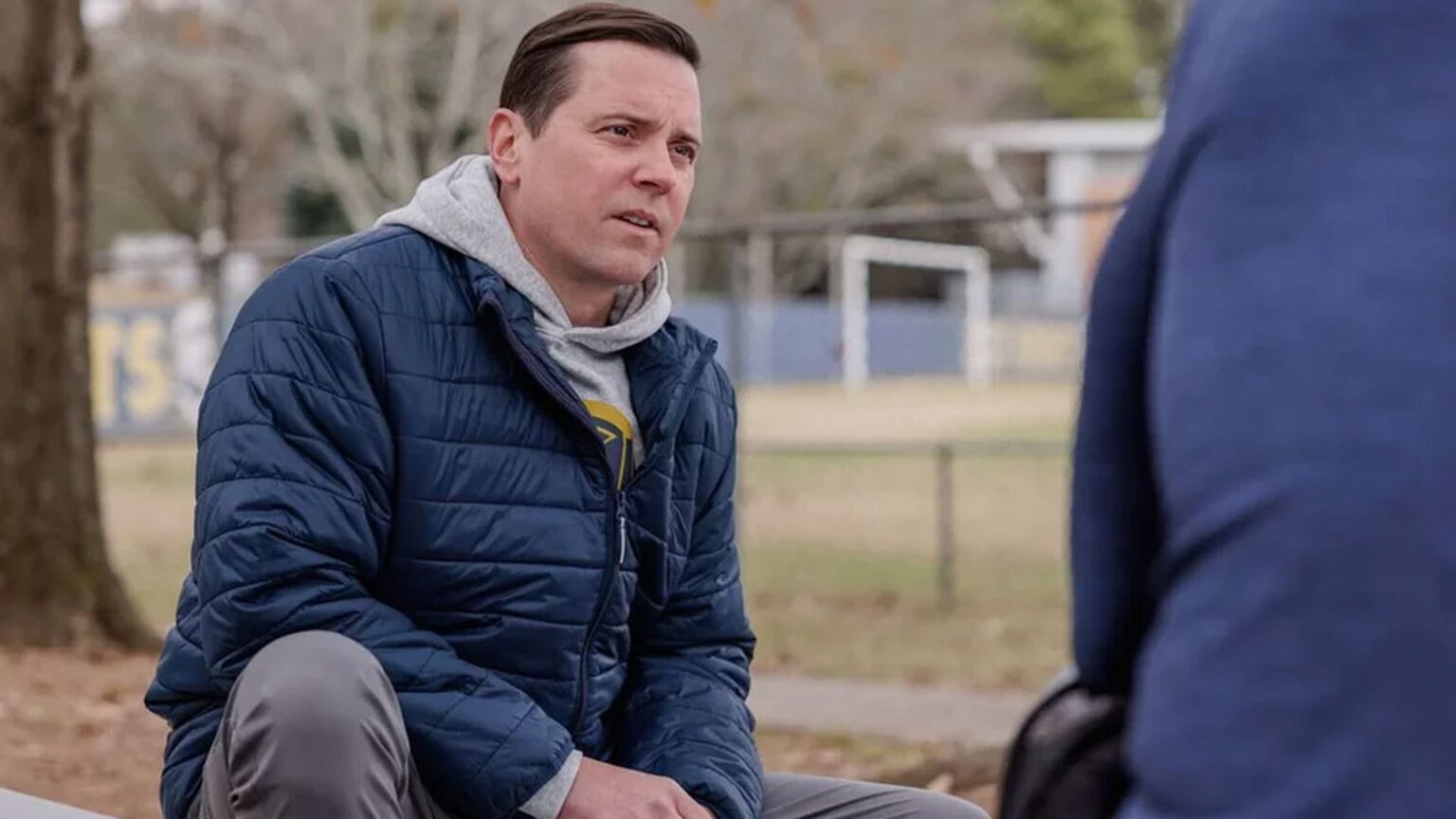 Signing Tony Raymond: sátira vibrante expõe bastidores selvagens do recrutamento no futebol americano universitário