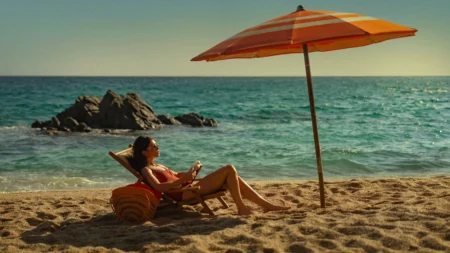 Elenco de People We Meet On Vacation entrega química rara em comédia romântica da Netflix