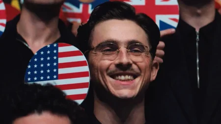 Timothée Chalamet brilha em “Marty Supreme”, filme de tênis que quase terminou com vampiros