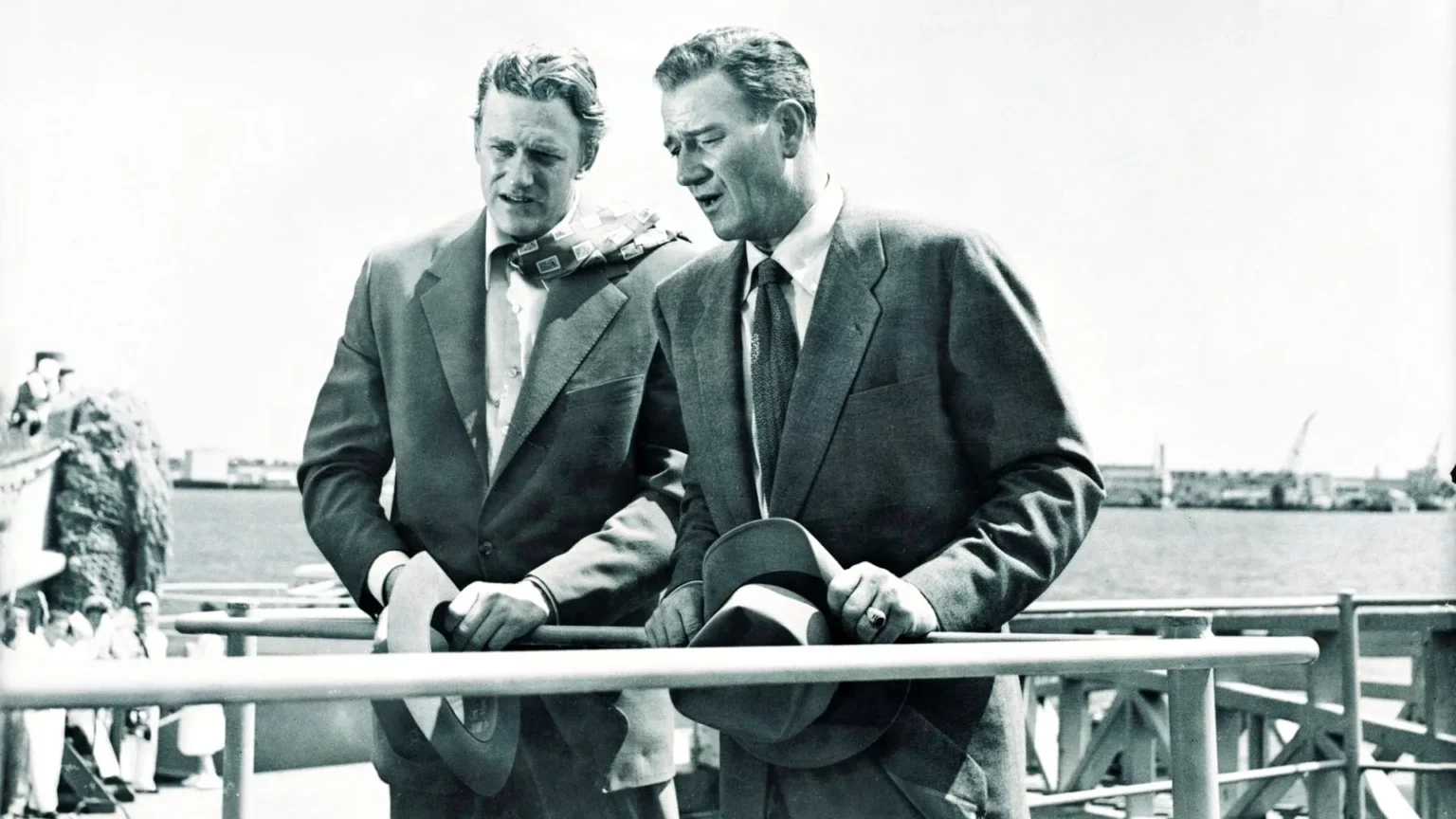 Quatro filmes unindo John Wayne e James Arness: atuações, direções e roteiros em foco