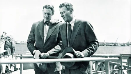 Quatro filmes unindo John Wayne e James Arness: atuações, direções e roteiros em foco