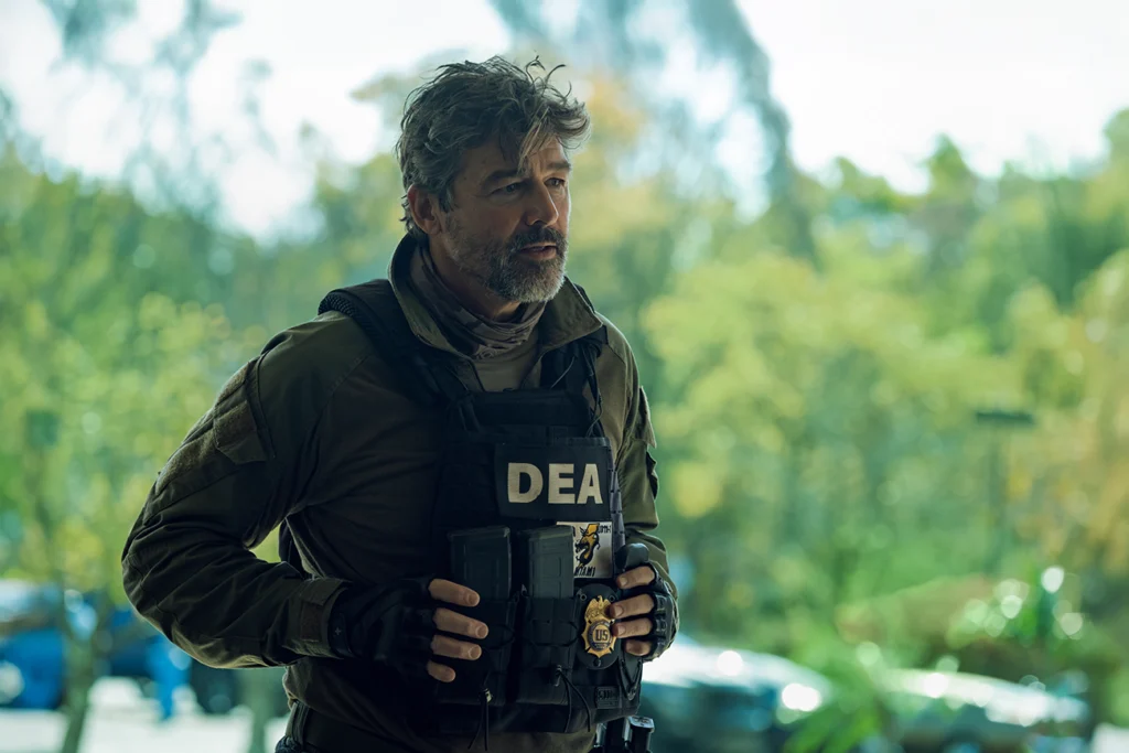 Dinheiro Suspeito aposta em claustrofobia e no carisma de Matt Damon e Ben Affleck para dominar a Netflix