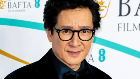 A jornada de Ke Huy Quan: atuações marcantes que reacenderam uma carreira brilhante