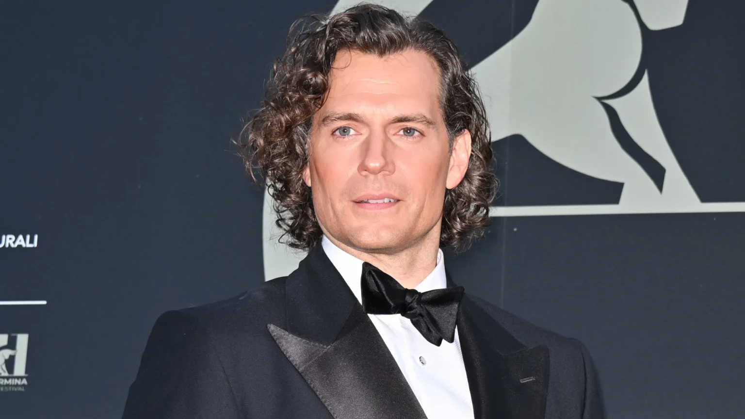 Henry Cavill é imaginado como Aragorn enquanto The Hunt for Gollum procura novo protagonista