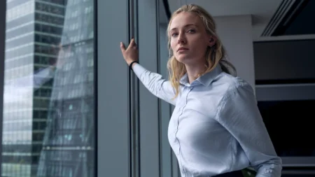 Sophie Turner brilha em Steal, mas série tropeça no ritmo e na coerência