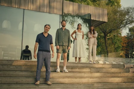 Elenco afinado e roteiro afiado transformam Amores à Parte em comédia de atrito irresistível