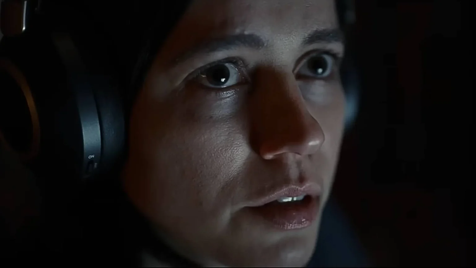 Undertone: terror doméstico da A24 foca no som e na atuação solo de Nina Kiri