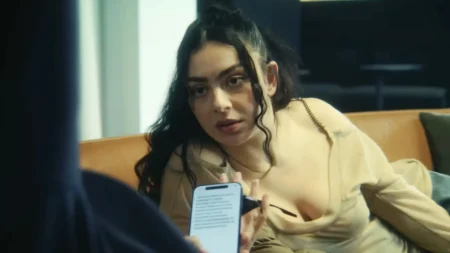 The Moment: mockumentary de Charli XCX derrapa em caos criativo e desperdiça um elenco de peso