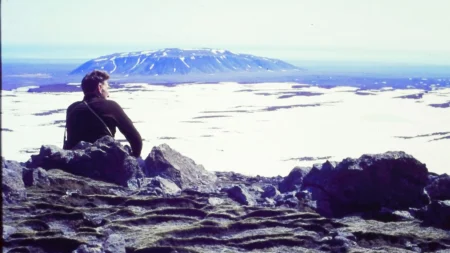 Time and Water transforma o luto pelos glaciares em poesia visual, mas perde urgência