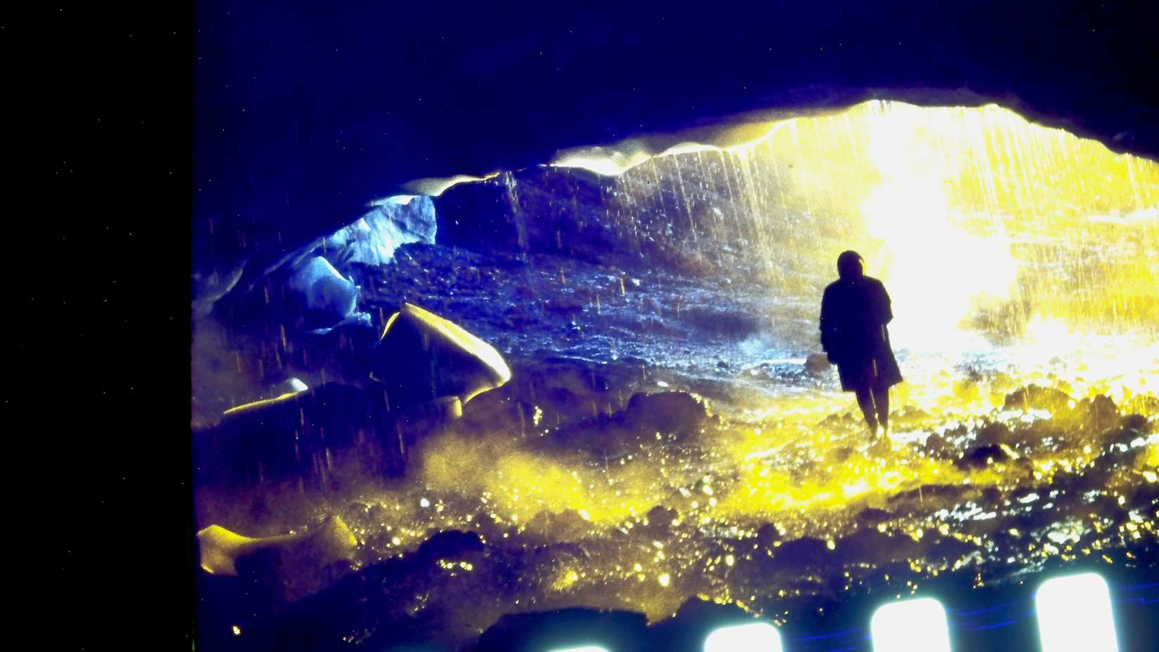 Time and Water transforma o luto pelos glaciares em poesia visual, mas perde urgência - Imagem do artigo original