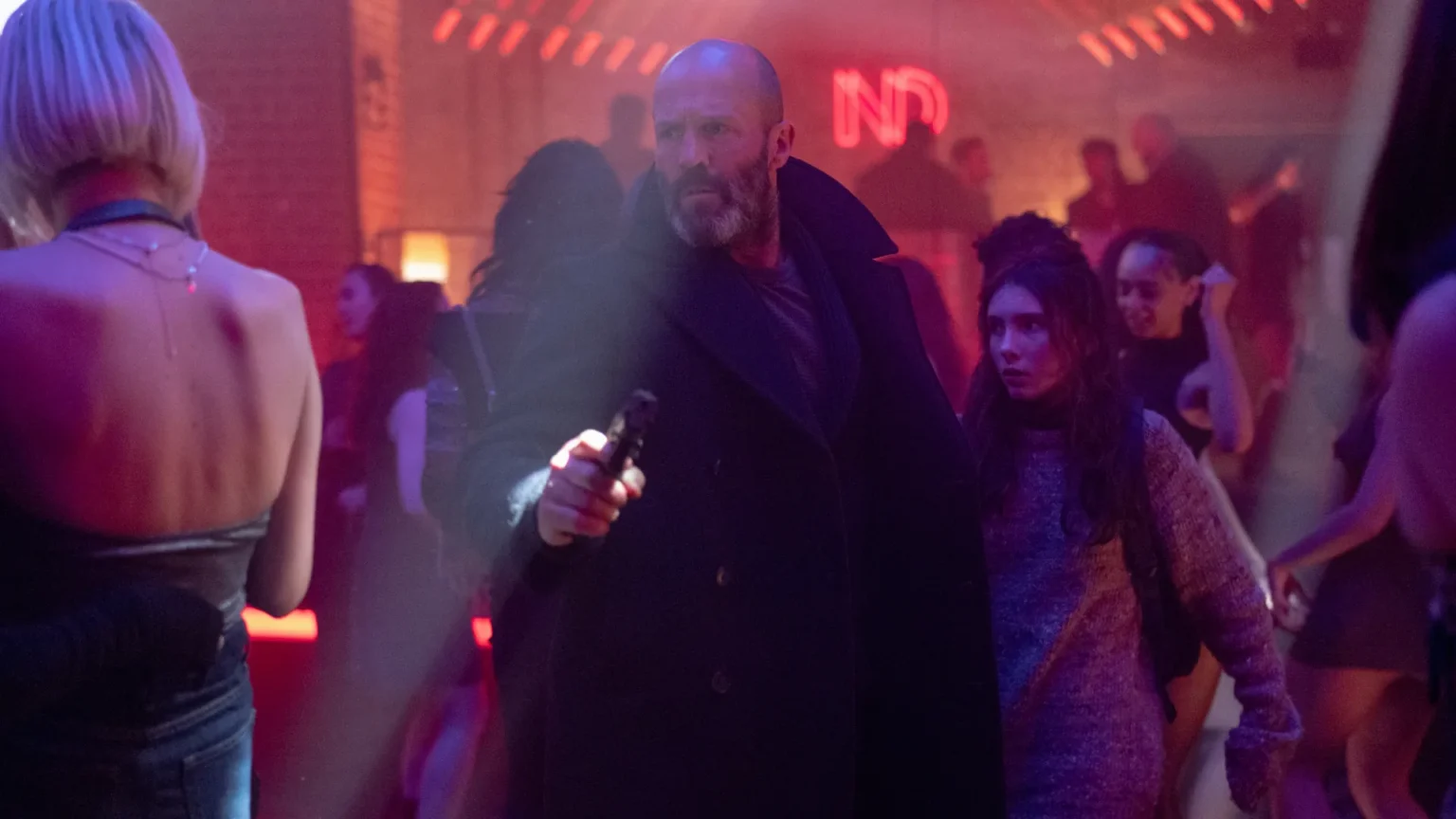 Shelter mostra Jason Statham em piloto automático, mas lutas mantêm energia