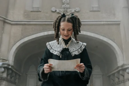 Terror norueguês A Meia-Irmã Feia distorce conto de fadas com horror corporal