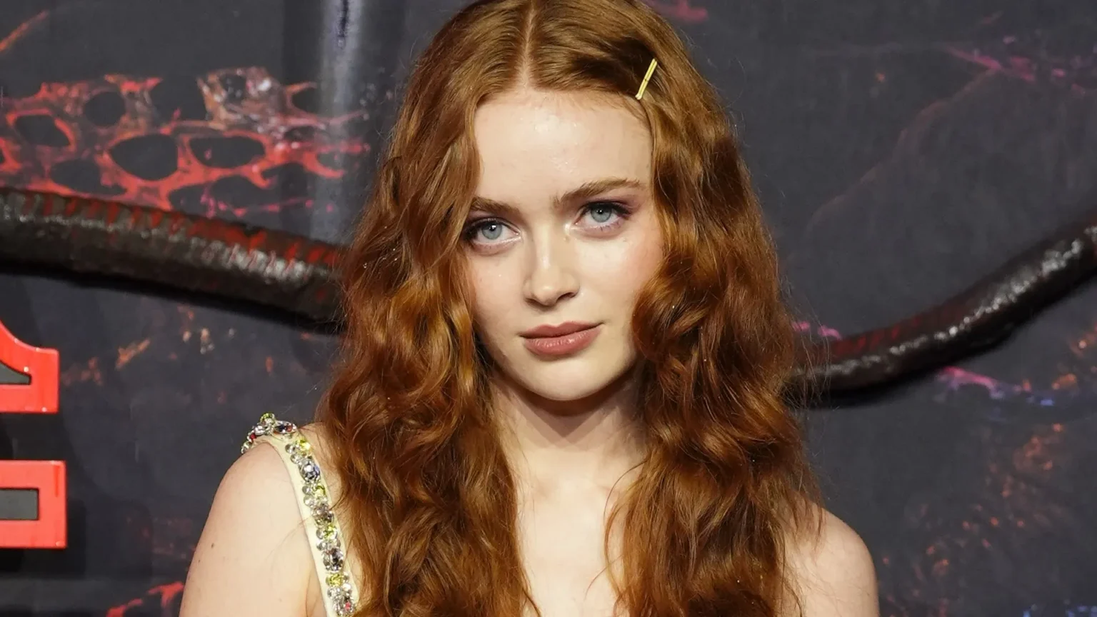 Sadie Sink e Tina Fey avançam na adaptação de John Proctor Is the Villain com nova diretora