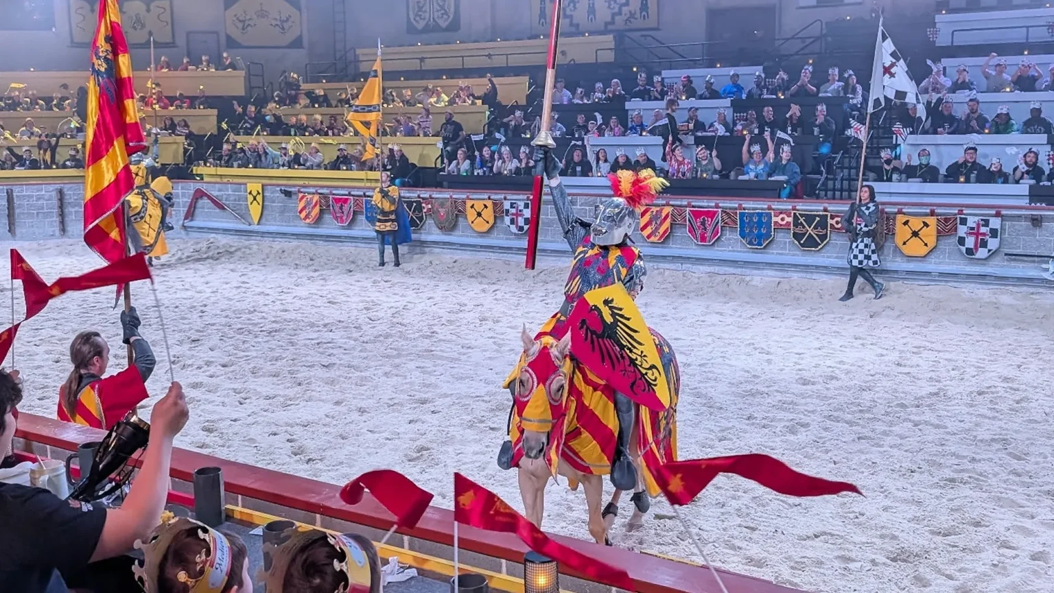 Medieval Times Dinner & Tournament transforma jantar em espetáculo de ação envolvente