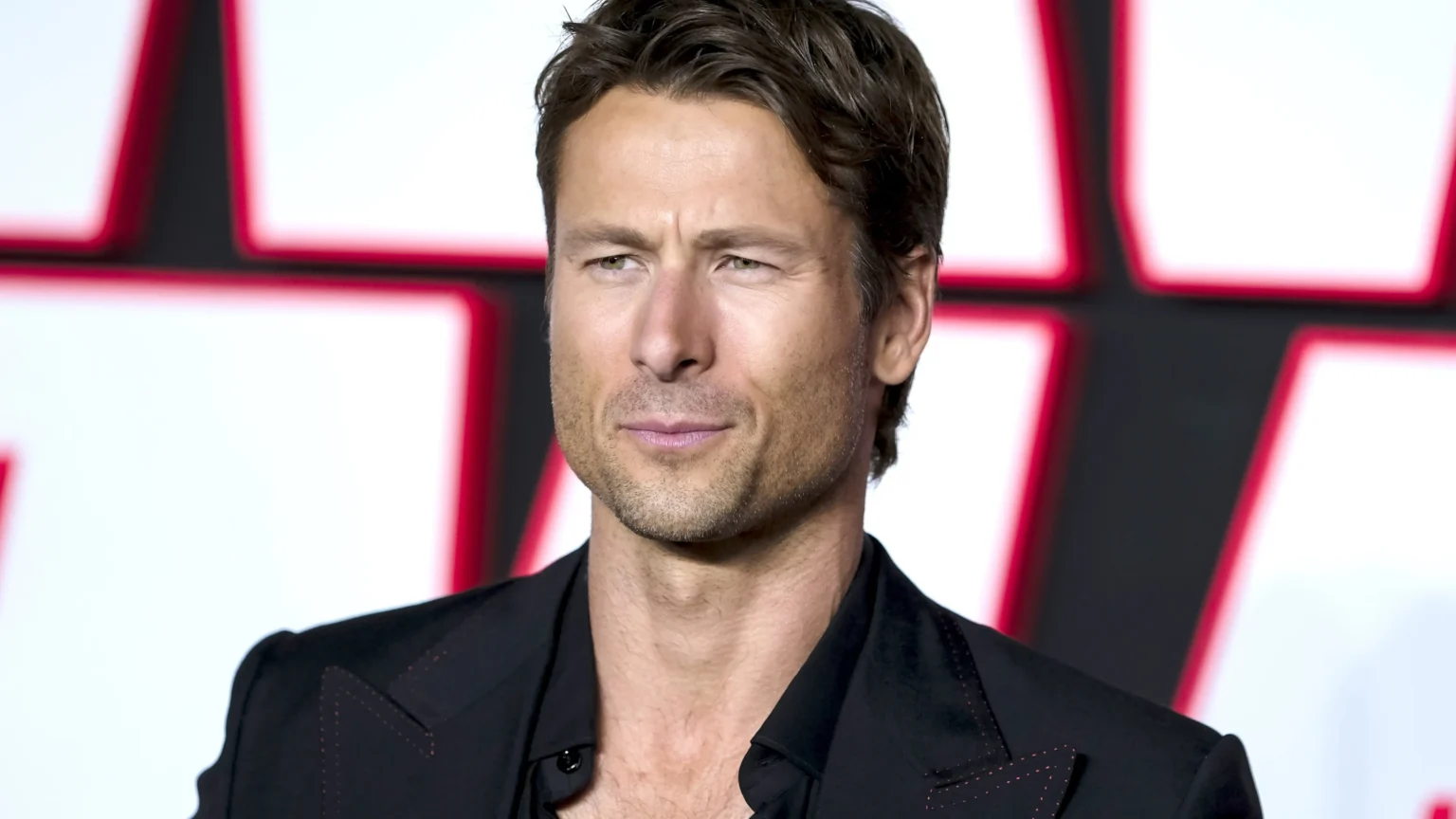 Glen Powell domina thriller cômico “How to Make a Killing” em estreia elogiada por críticos