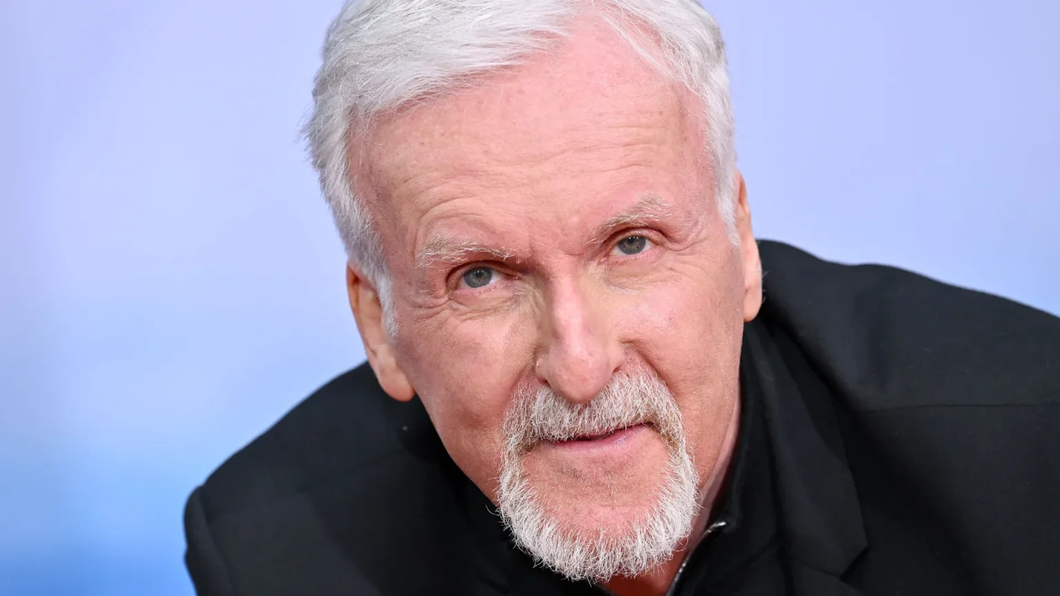 James Cameron revela lágrimas no cinema e destaca força de “Hamnet”, novo drama shakespeariano