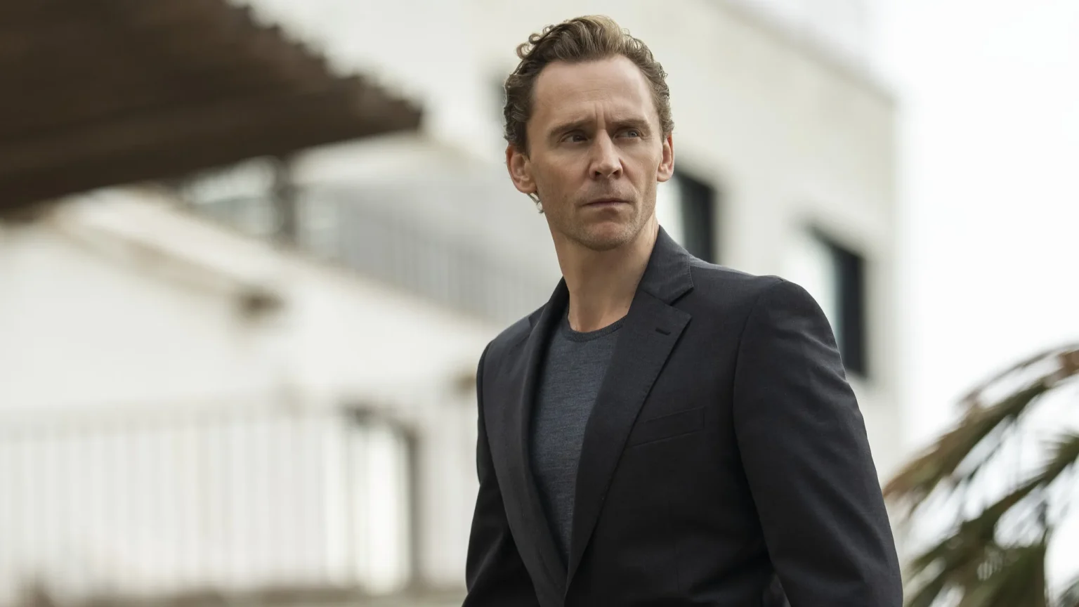 A excelência das atuações e da produção em séries de espionagem como The Night Manager