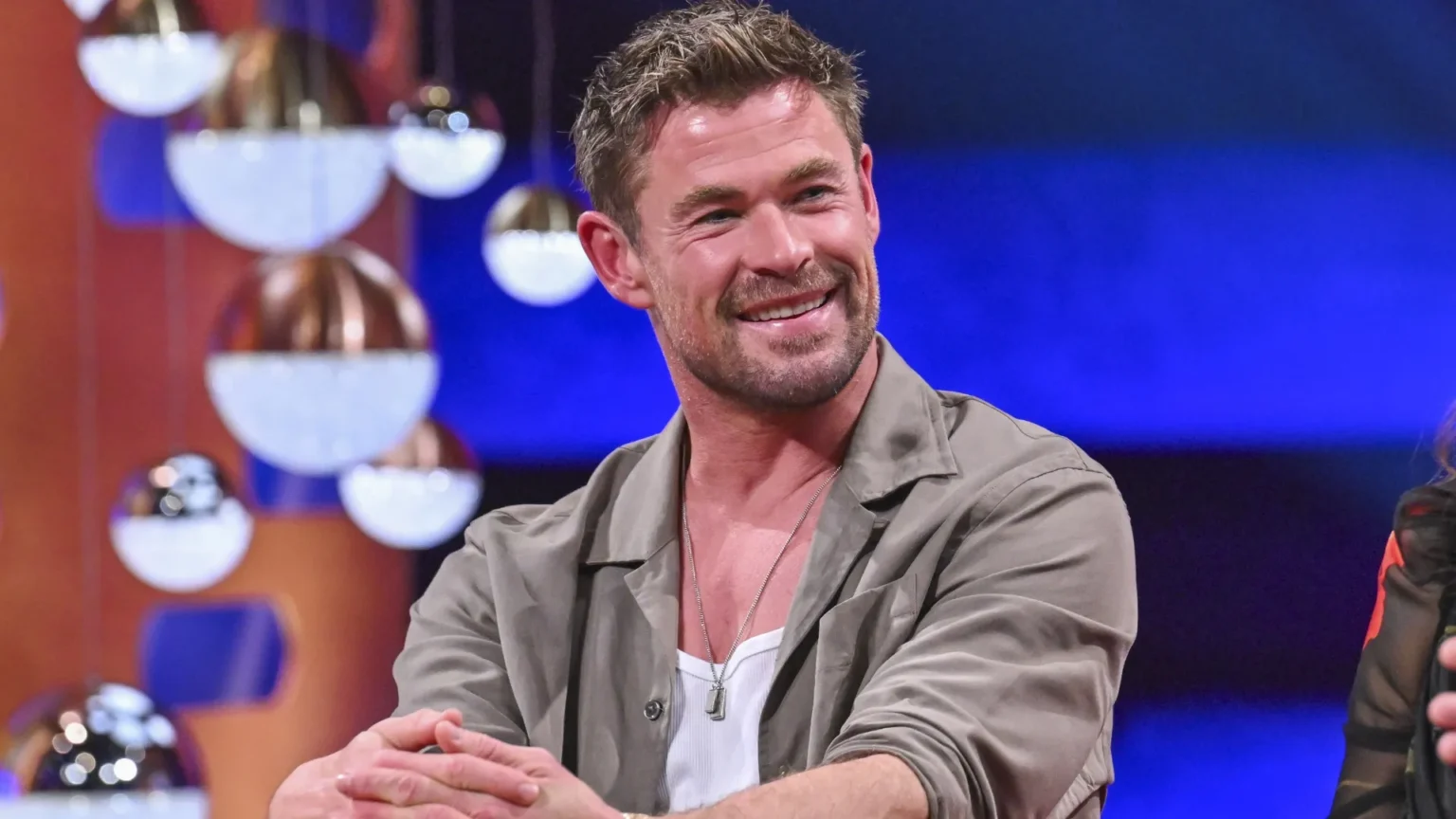 Chris Hemsworth mantém sequência de sucesso com thriller Crime 101 e entrega atuação sólida