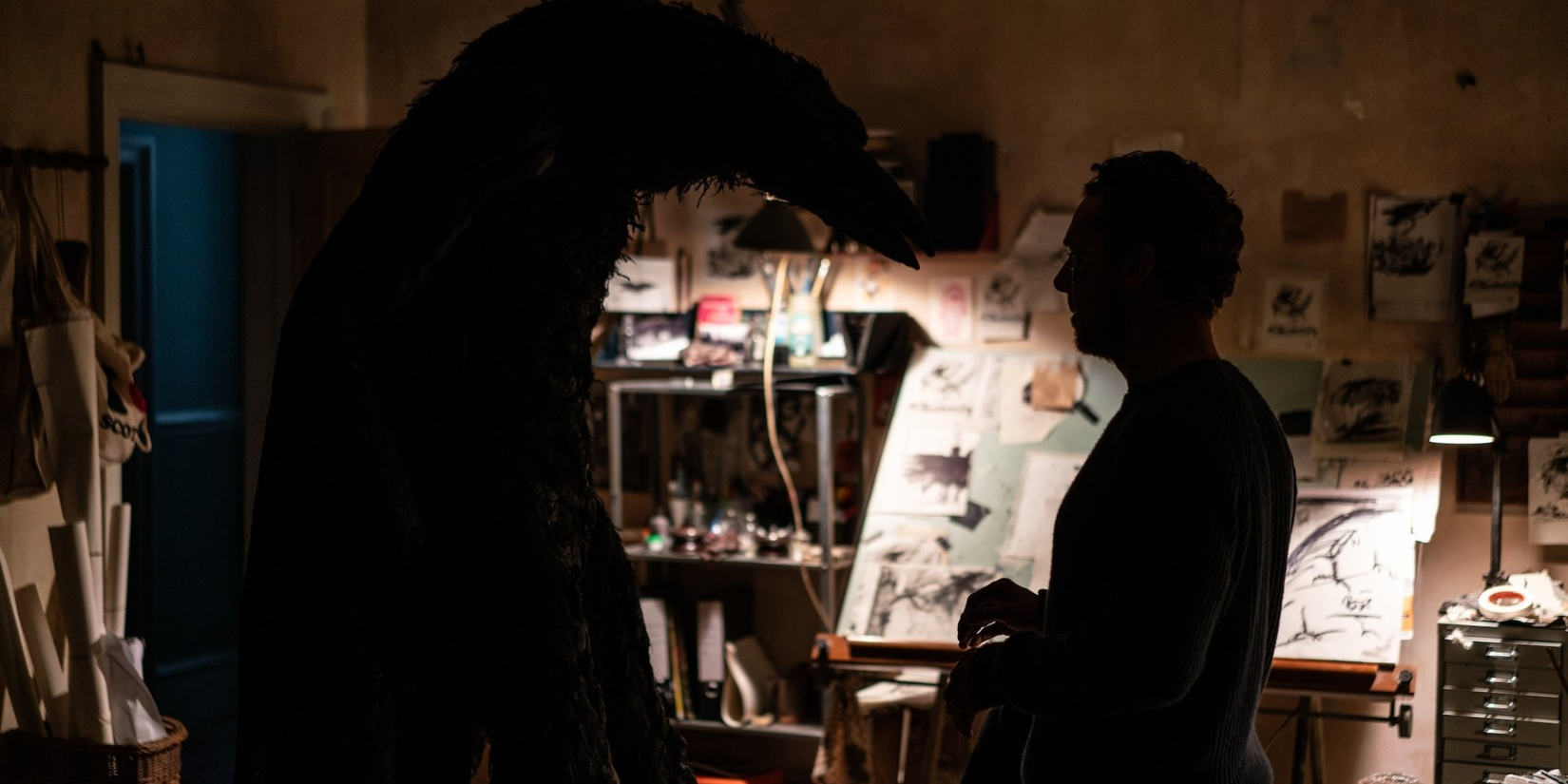 Benedict Cumberbatch entrega atuação marcante em “The Thing With Feathers”, o horror subestimado de 2025 - Imagem do artigo original