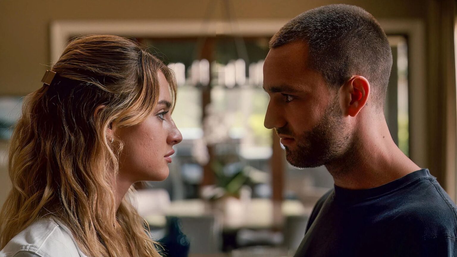4ª temporada de Me Conte Mentiras vem aí? O que sabemos sobre o futuro da série! Casal se olhando apaixonadamente em Me Conte Mentiras